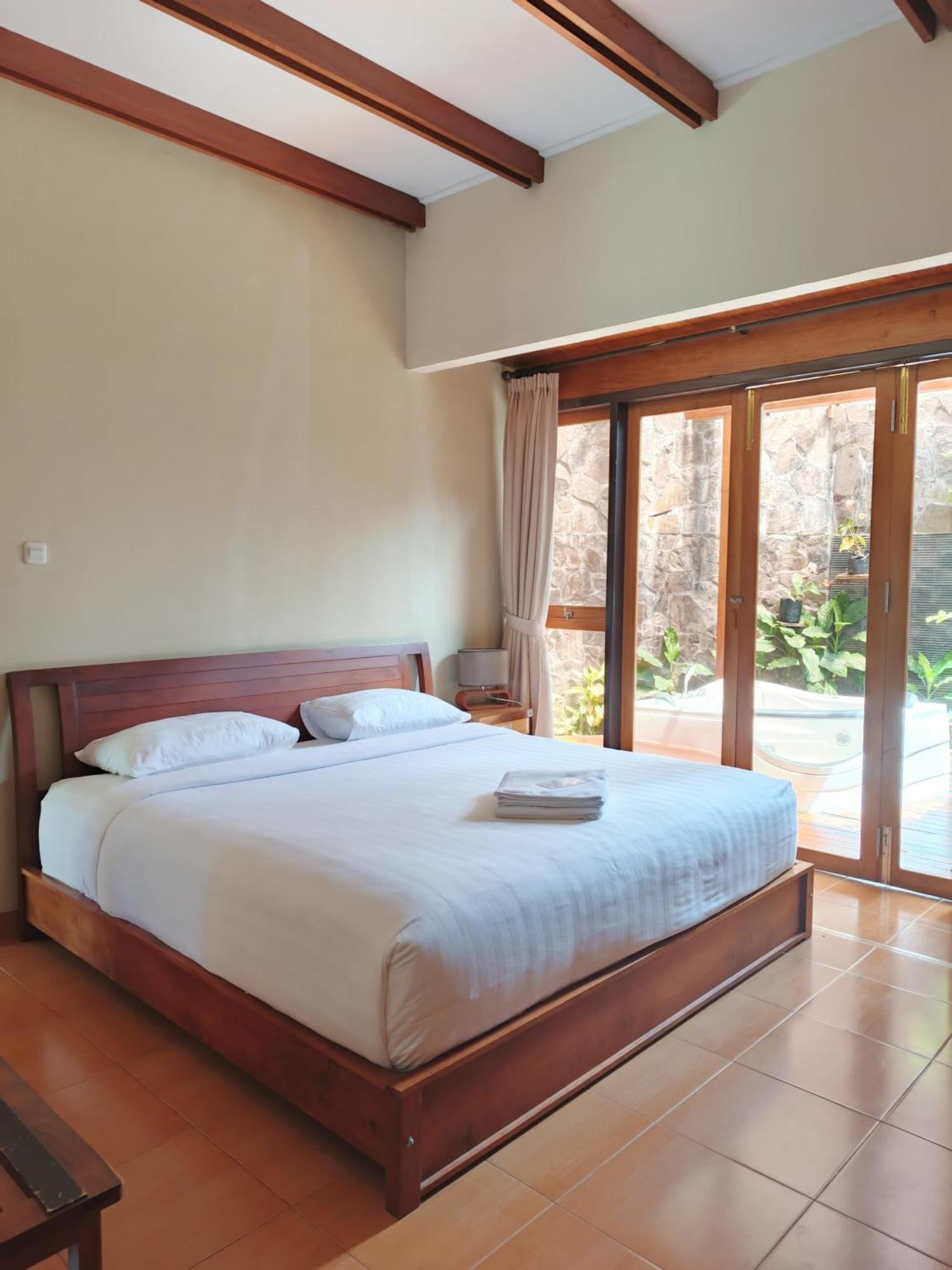 Spring Hill Hotel Ruteng Exterior photo
